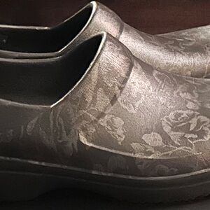 Silver Slip-On Mules with Floral Pattern and Metallic Finish